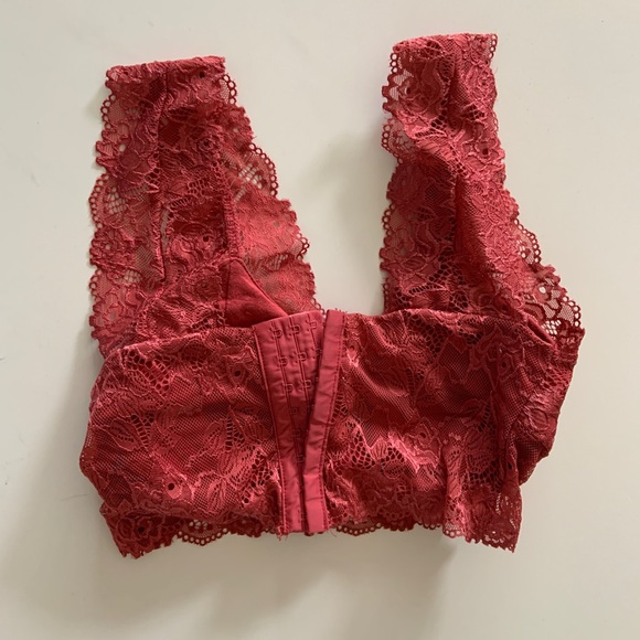 5 FOR 40 🎉 Lace Top with Built in Soft Bra - Picture 3 of 3